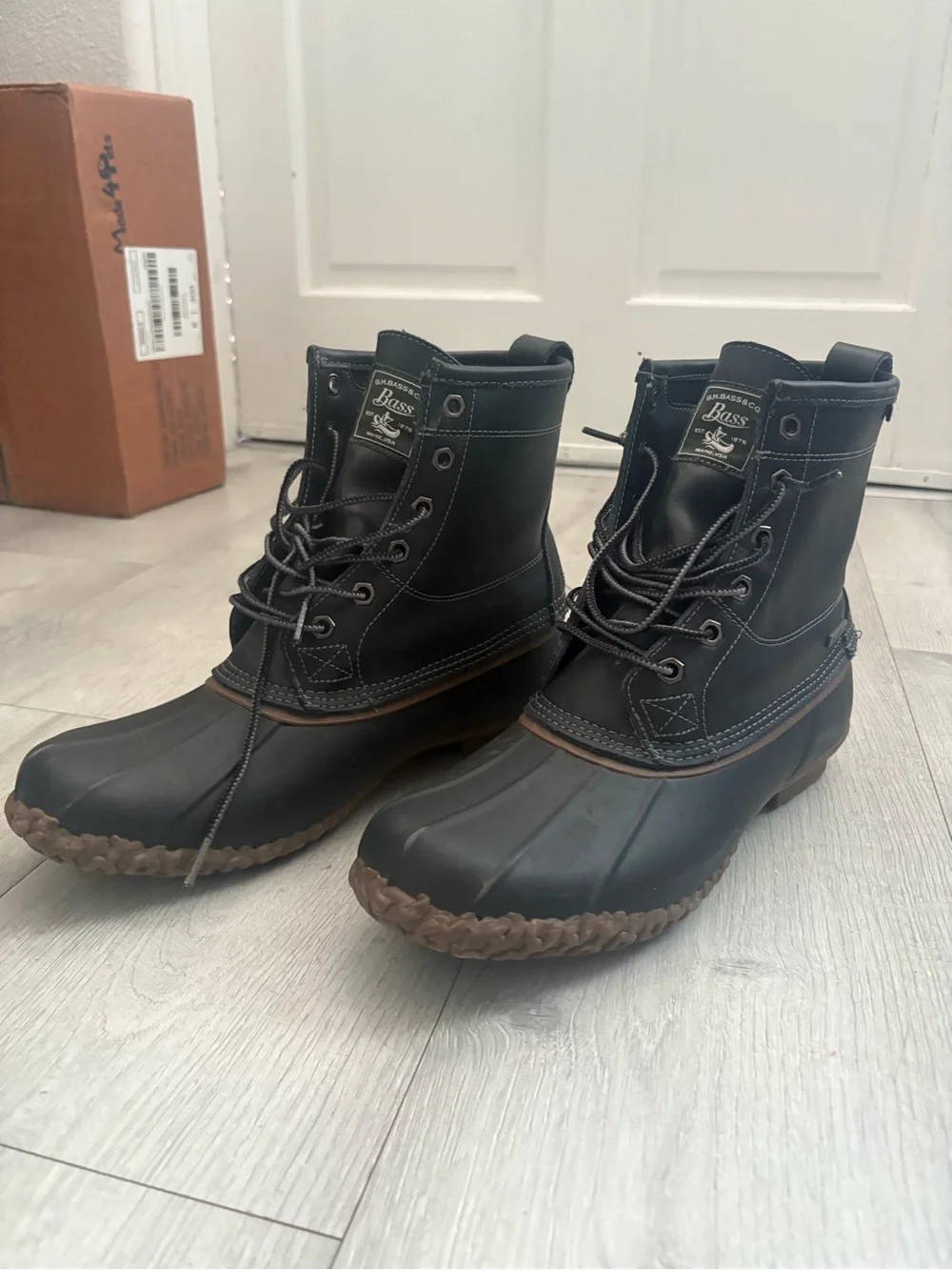 BASS LEATHER BLACK AND GREY Lace-Up Duck Boots